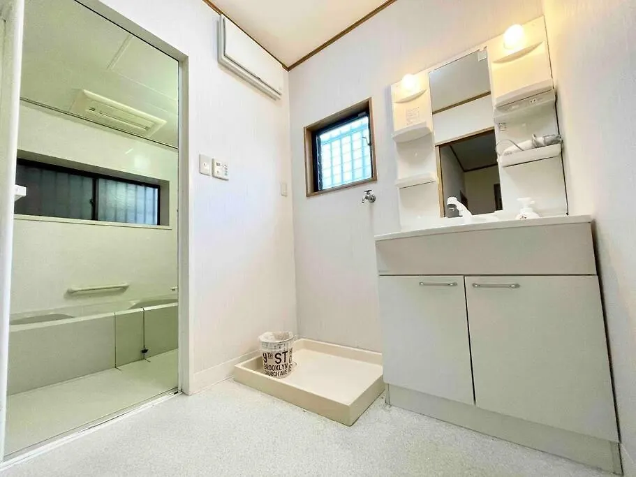 Апартаменты 鶴橋駅徒歩2分 トイレ浴室複数あり3階建て一軒家車庫付き Осака