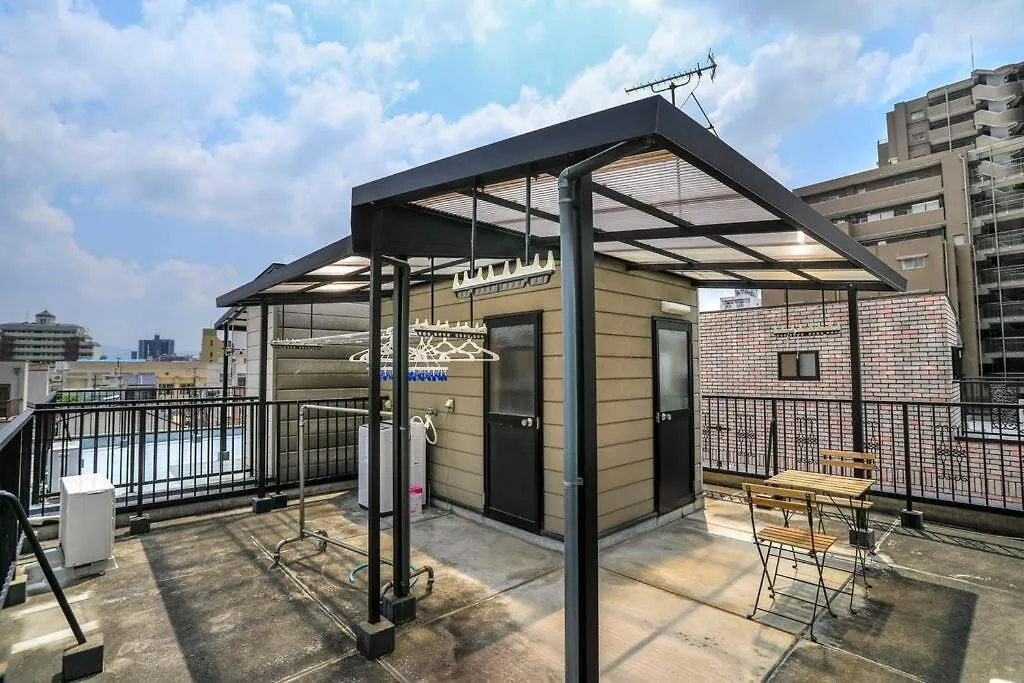 Апартаменты 鶴橋駅徒歩2分 トイレ浴室複数あり3階建て一軒家車庫付き Осака